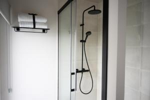 een douche met een glazen deur in de badkamer bij Hotel Neguetxea in Guernica y Luno