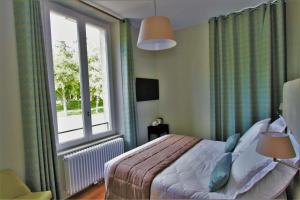 Un pat sau paturi într-o cameră la Manoir de Montigny