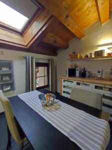 una cucina con tavolo e ciotola di Torre Cà Emo - Dormire a Serravalle a Vittorio Veneto
