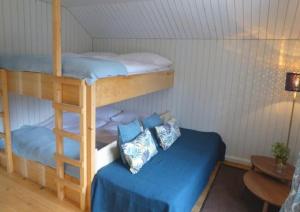 1 dormitorio con 2 literas y 1 cama azul en B&B Langenberg en Langnau am Albis