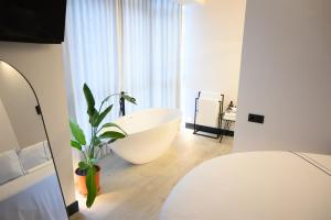 Łóżko lub łóżka w pokoju w obiekcie Neguetxea Boutique Guest House