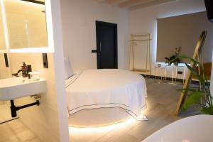 Łóżko lub łóżka w pokoju w obiekcie Neguetxea Boutique Guest House