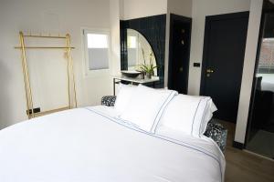 Łóżko lub łóżka w pokoju w obiekcie Neguetxea Boutique Guest House