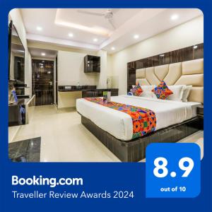 pokój hotelowy z łóżkiem i kuchnią w obiekcie FabHotel Crown Heights w mieście Bengaluru