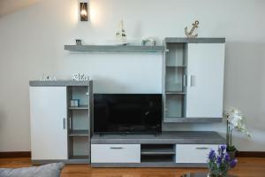 TV a/nebo společenská místnost v ubytování Apartments Seafront