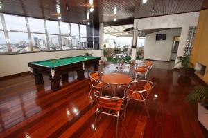 Zimmer mit Billardtisch und Stühlen in der Unterkunft Terrazzo Hotel in Campos dos Goytacazes