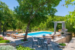 Bazén v ubytovaní Villa Ognjistar in the hinterland of Makarska Riviera alebo v jeho blízkosti