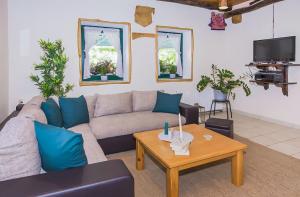 Televízia a/alebo spoločenská miestnosť v ubytovaní Villa Ognjistar in the hinterland of Makarska Riviera