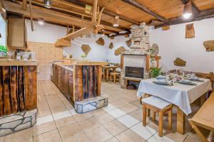 une grande cuisine avec une table et une cuisinière dans l'établissement Villa Ognjistar in the hinterland of Makarska Riviera, à Zmijavci