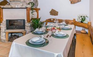 Televízia a/alebo spoločenská miestnosť v ubytovaní Villa Ognjistar in the hinterland of Makarska Riviera