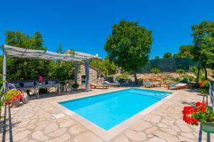 Bazén v ubytovaní Villa Ognjistar in the hinterland of Makarska Riviera alebo v jeho blízkosti
