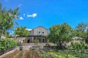 Vonkajšia záhrada v ubytovaní Villa Ognjistar in the hinterland of Makarska Riviera