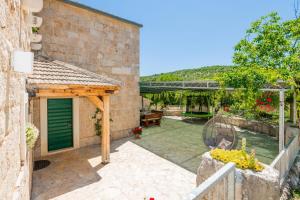 Vonkajšia záhrada v ubytovaní Villa Ognjistar in the hinterland of Makarska Riviera