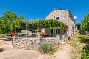 Vonkajšia záhrada v ubytovaní Villa Ognjistar in the hinterland of Makarska Riviera
