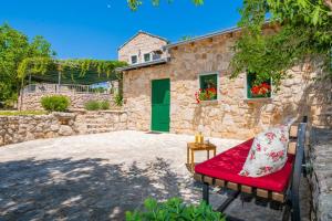 Vonkajšia záhrada v ubytovaní Villa Ognjistar in the hinterland of Makarska Riviera