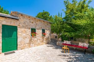 Fotografia z galérie ubytovania Villa Ognjistar in the hinterland of Makarska Riviera v destinácii Zmijavci