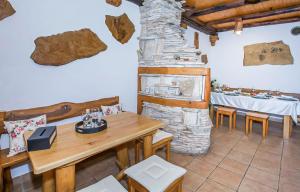 Reštaurácia alebo iné gastronomické zariadenie v ubytovaní Villa Ognjistar in the hinterland of Makarska Riviera