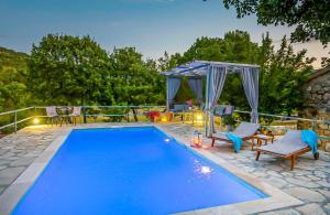 Bazén v ubytovaní Villa Ognjistar in the hinterland of Makarska Riviera alebo v jeho blízkosti