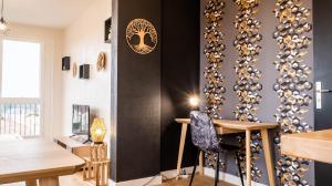 Pokój ze ścianą pokrytą butelkami wina w obiekcie Le Montbernage - Beautiful modern apartment w mieście Poitiers