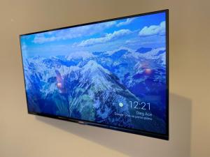 Μια τηλεόραση ή/και κέντρο ψυχαγωγίας στο Urban Nest Rooms Red Carpet