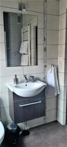 bagno con lavandino e specchio di House between Cracow and Wieliczka a Wieliczka