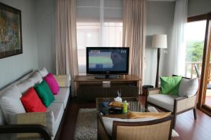 a living room with a couch and a tv at Koh Chang Appartment 2 bedrooms in Ban Bang Bao