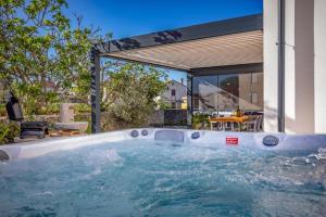 Afbeelding uit fotogalerij van Premium Apartments in Vantačići