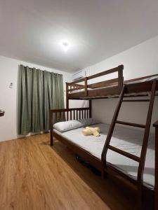 1 Schlafzimmer mit 2 Etagenbetten und Holzboden in der Unterkunft Modern Home and Stylish Design in Ibaba