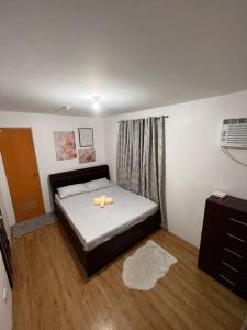 Schlafzimmer mit einem Bett mit gelber Ente in der Unterkunft Modern Home and Stylish Design in Ibaba
