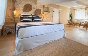 Ένα ή περισσότερα κρεβάτια σε δωμάτιο στο 2 Bedroom Stunning Home In Les Mées +3 φωτογραφίες