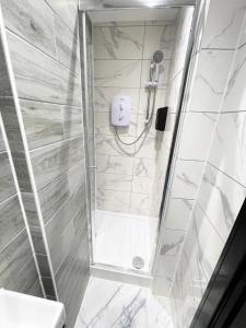 a bathroom with a shower and a toilet at Letzi Private En-Suite In Harrow in Pinner