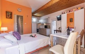 Kuchyň nebo kuchyňský kout v ubytování Studio Apartment In Medulin