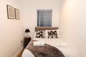 a bedroom with a bed and a window at Monthly Discounts: Luxury House Near Durham City in Durham