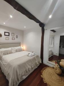 Un dormitorio con una gran cama blanca y una ventana en Apartamento El 31 de Bilbao, en Bilbao