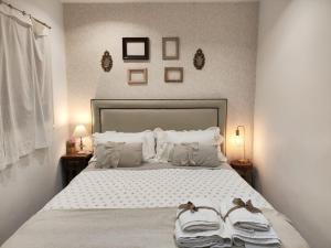 a bedroom with a bed with two towels on it at Apartamento El 31 de Bilbao in Bilbao