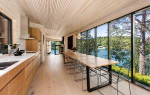 una cucina con un lungo tavolo e ampie finestre di 4 Bedroom Lovely Home In Skodje a Skodje