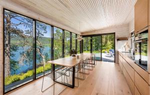 una grande sala da pranzo con tavolo e ampie finestre di 4 Bedroom Lovely Home In Skodje a Skodje
