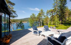 una terraza con sillas, una mesa y un lago en 4 Bedroom Lovely Home In Skodje en Skodje