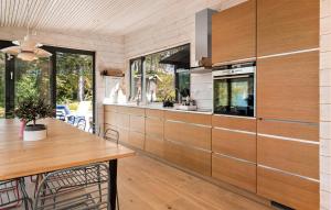 una cucina con mobili in legno e un tavolo in legno di 4 Bedroom Lovely Home In Skodje a Skodje Altre 19 foto