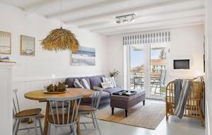 salon ze stołem i kanapą w obiekcie Stunning Apartment In Hals With Wifi w mieście Hals