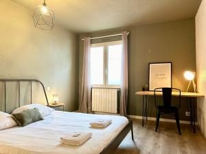 a bedroom with a bed and a desk and a window at LO CAMIN - Cosy - Plain-Pied - Hyper Centre in Mont-de-Marsan +15 photos