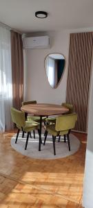 comedor con mesa, sillas y espejo en Apartman Minja, en Višegrad