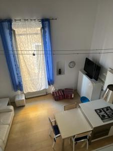 ein Wohnzimmer mit einem Sofa und einem Tisch in der Unterkunft La casa di Ginger in Savona