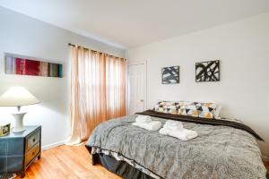 - une chambre avec un lit et des serviettes dans l'établissement Pet-Friendly Syracuse Home with Private Yard!, à Syracuse