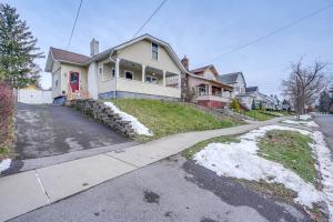 Pet-Friendly Syracuse Home with Private Yard! v zime