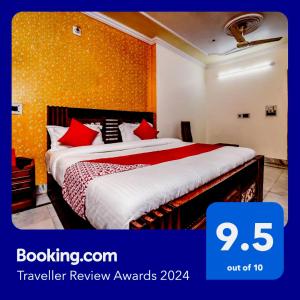 Habitación de hotel con cama con almohadas rojas en OYO Forever Banquet & Rooms en Nueva Delhi