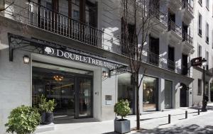 een stoffige boomwinkel in een stadsstraat bij DoubleTree by Hilton Madrid-Prado in Madrid
