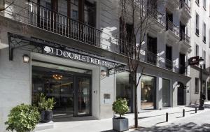 sklep z drzewami na ulicy miejskiej w obiekcie DoubleTree by Hilton Madrid-Prado w Madrycie