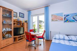 Televízia a/alebo spoločenská miestnosť v ubytovaní Apartment Suhor