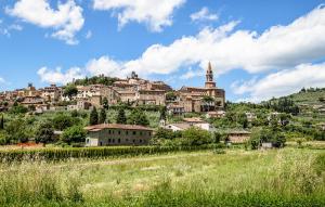 uma cidade no topo de uma colina com uma cidade em 2 Bedroom Cozy Home In Paciano em Paciano